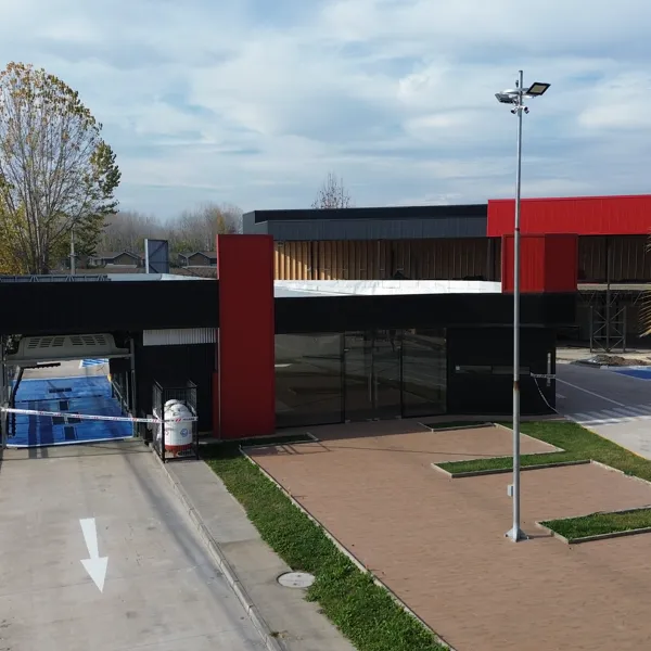 Vista aérea: fachada principal, carwash y boulevard desde el norte