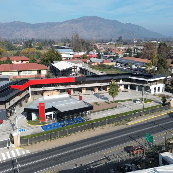 Fachada completa del boulevard con la Ruta H-30 y Cordillera al fondo