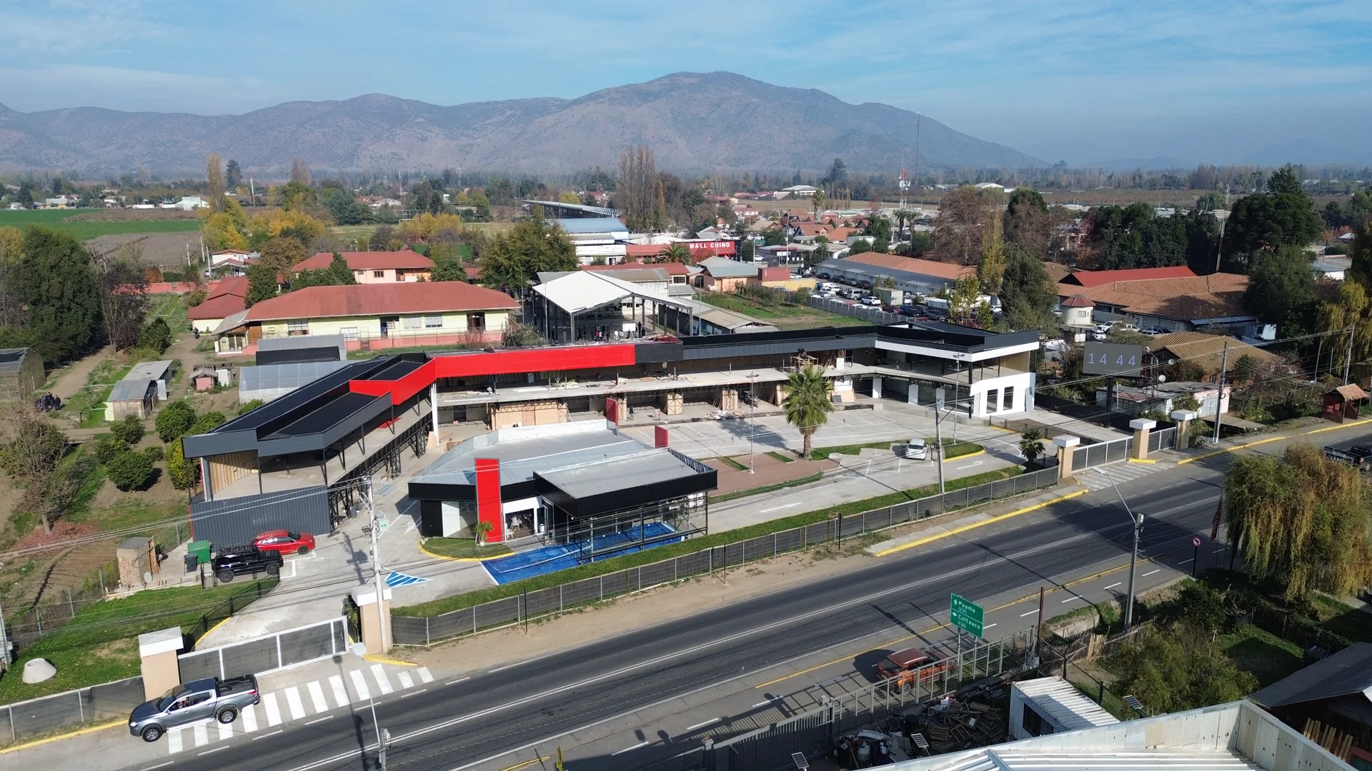 Vista aérea de Open Boulevard Coltauco sobre la Ruta H-30 con la cordillera al fondo — obra terminada