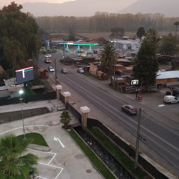 Pantalla LED al atardecer sobre la Ruta H-30