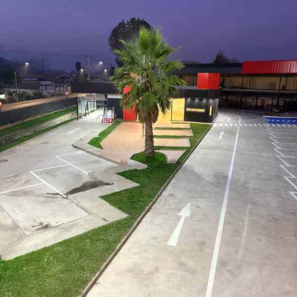 Estacionamiento y cielo púrpura al cierre del día