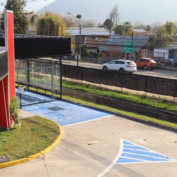 Acceso al car wash con columna roja y tráfico en Ruta H-30