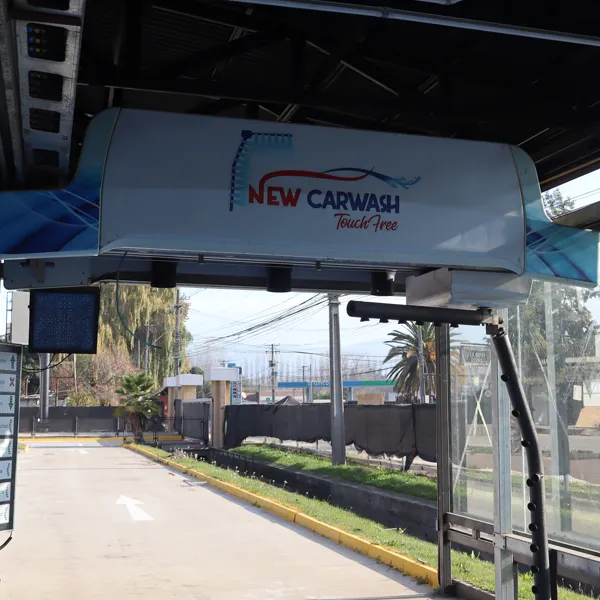 Equipo NEW CARWASH Touch Free — vista lateral exterior del túnel