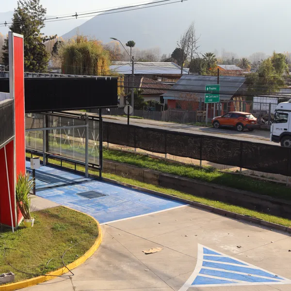Vista desde adentro: columna roja, acceso y H-30 en contexto