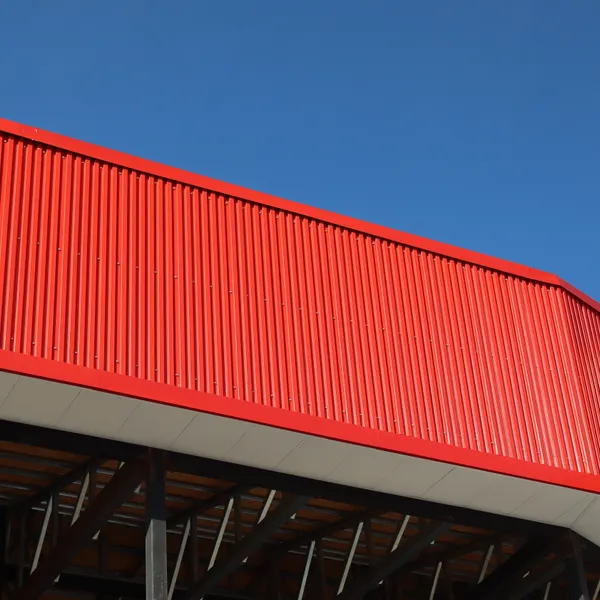 Detalle arquitectónico — techo rojo corrugado sobre cielo azul