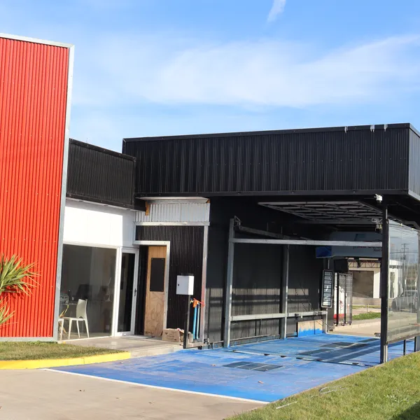 Fachada lateral con pantalla LED en operación y car wash