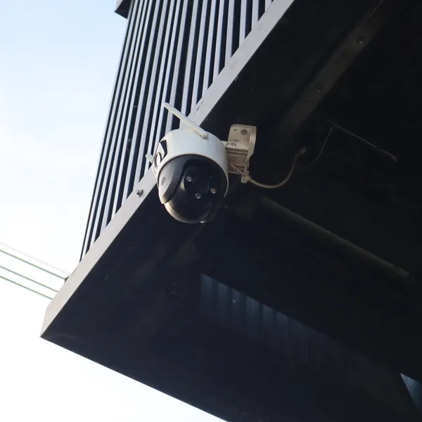 Cámara de seguridad sobre estructura — sistema de monitoreo del recinto