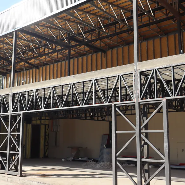 Estructura metálica interior con paneles de madera