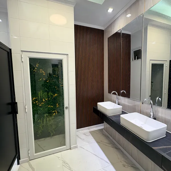 Baño con mármol Calacatta y listones de madera