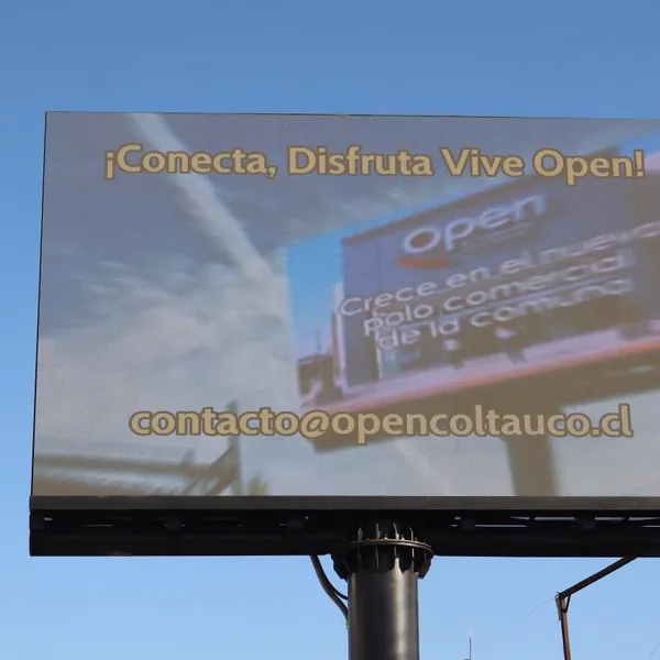 Pantalla LED con tagline ¡Conecta, Disfruta Vive Open!
