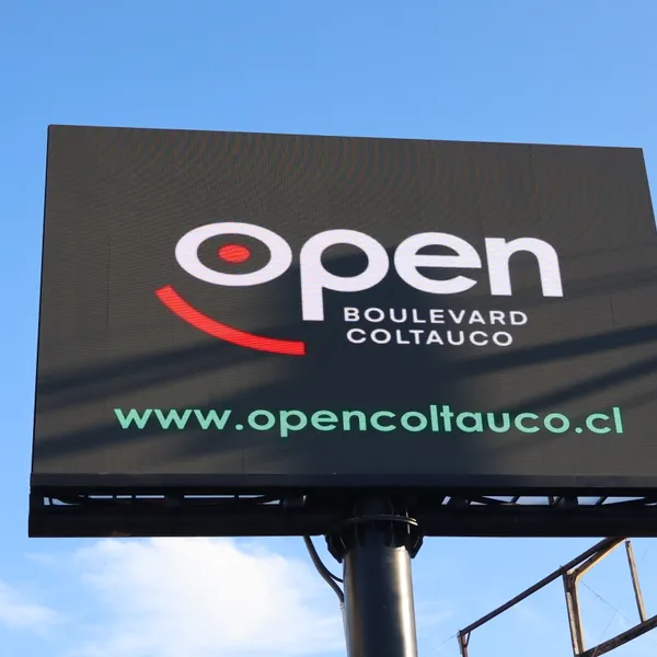 Pantalla LED mostrando logo Open Boulevard Coltauco · cielo azul intenso