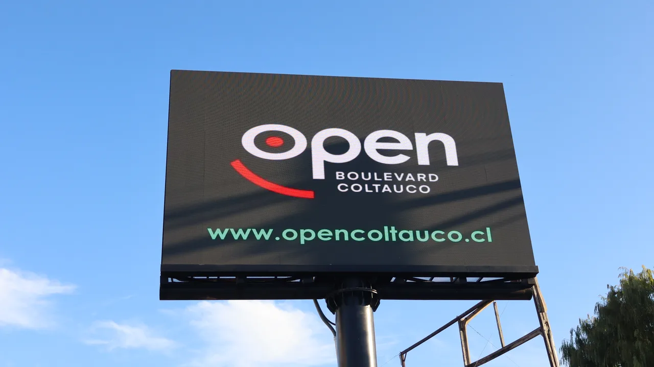 Pantalla LED de Open Boulevard Coltauco encendida mostrando el logo OPEN sobre fondo negro