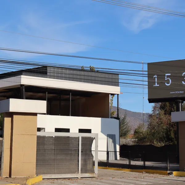 Pantalla LED en operación mostrando la hora sobre Ruta H-30