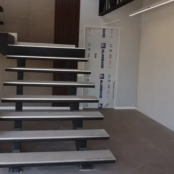 Escalera interior con peldaños de mármol