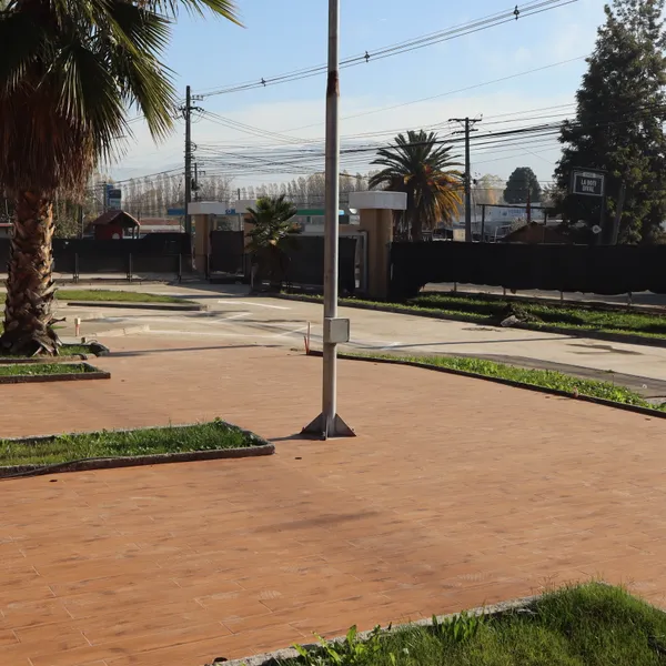 Patio interior con boulevard de adoquines y palmeras