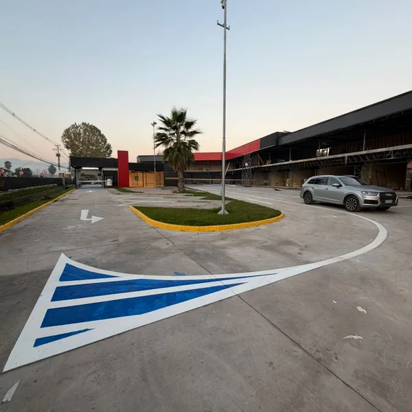 Estacionamiento terminado al atardecer · palmera y boulevard