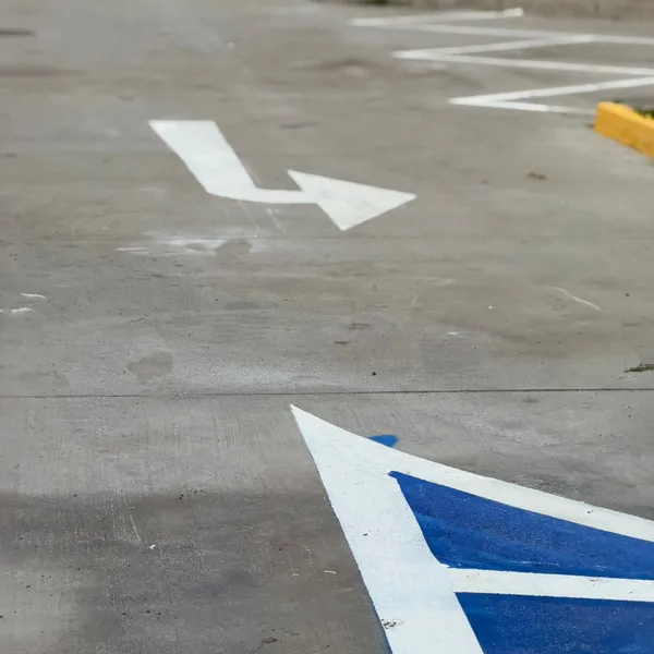 Detalle de pavimento · señalética y estacionamiento accesibilidad